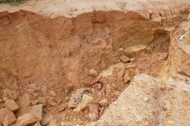 Yer ve yamaçlardaki erozyona yağmur neden olur. Toprak yapısı zayıf ve heyelan var. Bazı bölgelerde güvenlik önlemleri alındı.