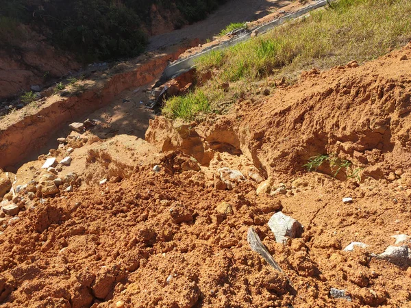 地面和斜坡的侵蚀是由降雨引起的 土壤结构薄弱 而且还发生了滑坡 在某些地区已经采取了安全措施 — 图库照片