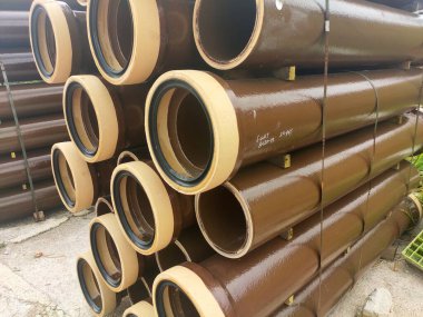 SEREMBAN, MALAYSIA - 2 Mart 2020: inşaat alanında vitrize kil boru. Genellikle kanalizasyon yeraltı borusu olarak kullanılır. Kalıcı ve ağır bir görev.. 