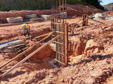 KUALA LUMPUR, MALAYSIA-SEPTEMBER 19, 2020: İnşaat alanındaki sütun kereste formu ve takviye barı. İnşaat işçileri tarafından kurulmuş. Yapı geçici ahşap desteği tarafından destekleniyor.