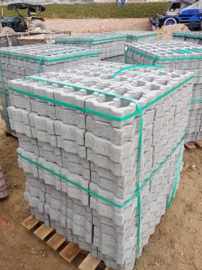 KUALA LUMPUR, MALAYSIA - EPTEMBER 18, 2020: inşaat alanında beton kaldırım blokları palet. Dışarıdaki kat bittiğinde işçiler tarafından kurulacak. Dayanıklılık ve ağır iş avantajları.   
