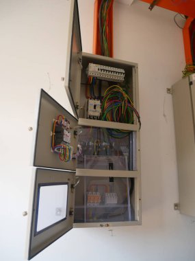 SELANGOR, MALAYSIA 19 AĞUSTOS 2020: elektrik dağıtım kartı ve kurulum sürecinin bileşeni. Elektrik tesisatçısı bu ekipmanı elektrik mühendisi tasarımına göre kuracak.