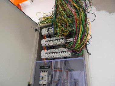 SELANGOR, MALAYSIA 19 AĞUSTOS 2020: elektrik dağıtım kartı ve kurulum sürecinin bileşeni. Elektrik tesisatçısı bu ekipmanı elektrik mühendisi tasarımına göre kuracak.