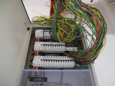 SELANGOR, MALAYSIA 19 AĞUSTOS 2020: elektrik dağıtım kartı ve kurulum sürecinin bileşeni. Elektrik tesisatçısı bu ekipmanı elektrik mühendisi tasarımına göre kuracak.