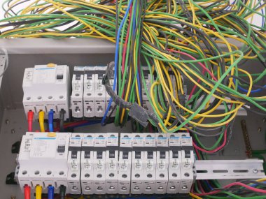 SELANGOR, MALAYSIA 19 AĞUSTOS 2020: elektrik dağıtım kartı ve kurulum sürecinin bileşeni. Elektrik tesisatçısı bu ekipmanı elektrik mühendisi tasarımına göre kuracak.