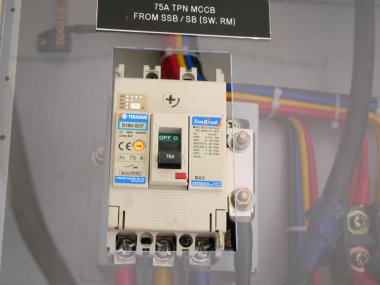 SELANGOR, MALAYSIA 19 AĞUSTOS 2020: elektrik dağıtım kartı ve kurulum sürecinin bileşeni. Elektrik tesisatçısı bu ekipmanı elektrik mühendisi tasarımına göre kuracak.