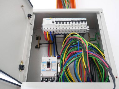SELANGOR, MALAYSIA 19 AĞUSTOS 2020: elektrik dağıtım kartı ve kurulum sürecinin bileşeni. Elektrik tesisatçısı bu ekipmanı elektrik mühendisi tasarımına göre kuracak.