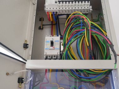 SELANGOR, MALAYSIA 19 AĞUSTOS 2020: elektrik dağıtım kartı ve kurulum sürecinin bileşeni. Elektrik tesisatçısı bu ekipmanı elektrik mühendisi tasarımına göre kuracak.