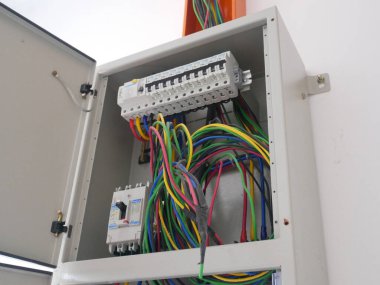 SELANGOR, MALAYSIA 19 AĞUSTOS 2020: elektrik dağıtım kartı ve kurulum sürecinin bileşeni. Elektrik tesisatçısı bu ekipmanı elektrik mühendisi tasarımına göre kuracak.