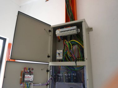 SELANGOR, MALAYSIA 19 AĞUSTOS 2020: elektrik dağıtım kartı ve kurulum sürecinin bileşeni. Elektrik tesisatçısı bu ekipmanı elektrik mühendisi tasarımına göre kuracak.