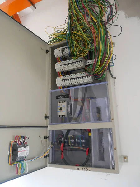 SELANGOR, MALAYSIA 19 AĞUSTOS 2020: elektrik dağıtım kartı ve kurulum sürecinin bileşeni. Elektrik tesisatçısı bu ekipmanı elektrik mühendisi tasarımına göre kuracak.