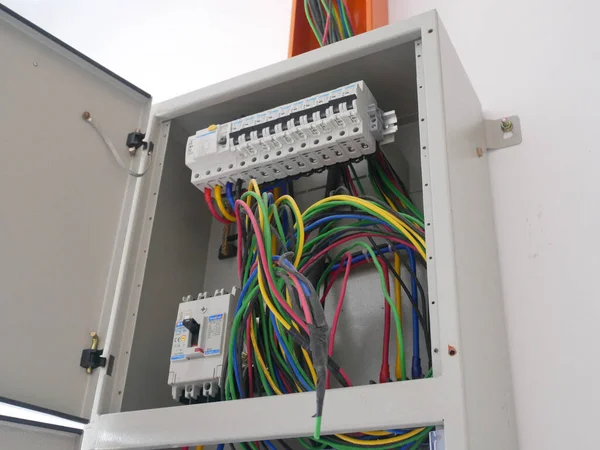 SELANGOR, MALAYSIA 19 AĞUSTOS 2020: elektrik dağıtım kartı ve kurulum sürecinin bileşeni. Elektrik tesisatçısı bu ekipmanı elektrik mühendisi tasarımına göre kuracak.