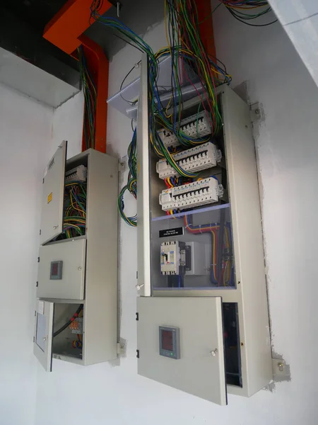 SELANGOR, MALAYSIA 19 AĞUSTOS 2020: elektrik dağıtım kartı ve kurulum sürecinin bileşeni. Elektrik tesisatçısı bu ekipmanı elektrik mühendisi tasarımına göre kuracak.
