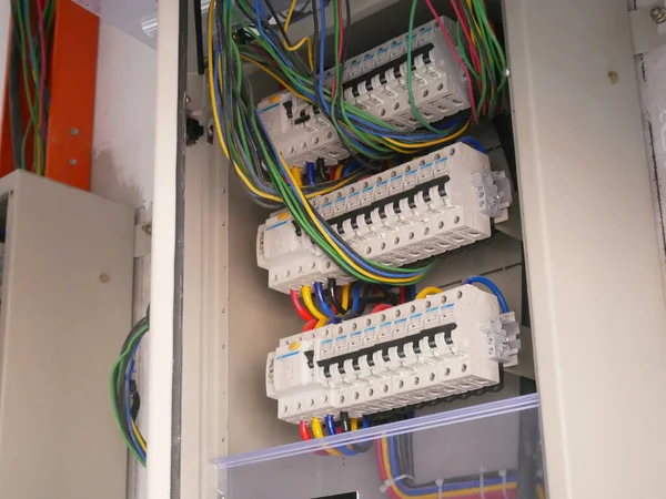 SELANGOR, MALAYSIA 19 AĞUSTOS 2020: elektrik dağıtım kartı ve kurulum sürecinin bileşeni. Elektrik tesisatçısı bu ekipmanı elektrik mühendisi tasarımına göre kuracak.