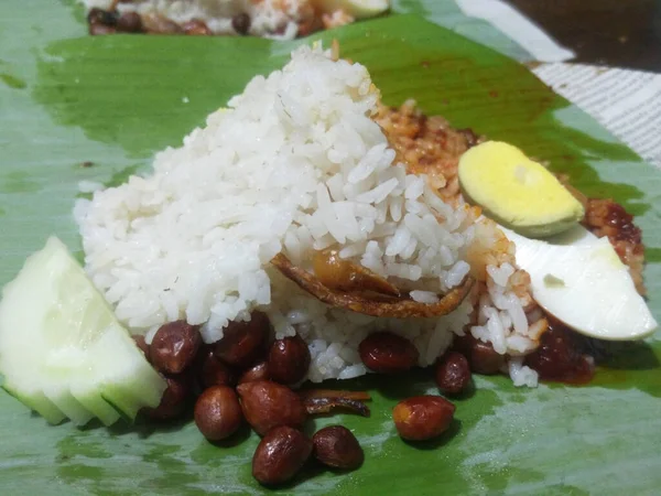 ナシレマク マレーシアの代表的な料理です 朝食としてよく食べます ナシレマクは通常 サンバル アンチョビで提供されています — ストック写真