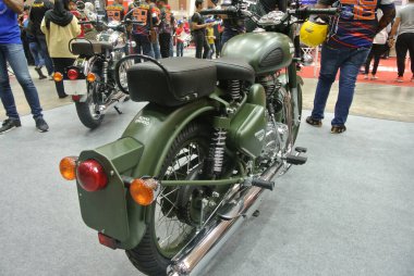 KUALA LUMPUR, MALAYSIA - 31 Mart 2018: ROYAL ENFIELD motosiklet markası ve motor gövdesi logoları. Royal Enfield motorsikleti aslında Birleşik Krallık 'tan ama şimdi Hindistan tarafından üretiliyor.