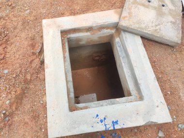 SEREMBAN, MALAYSIA - 6 AĞUSTOS 2020: İnşaat alanında inşaat halindeki servis kanalları ve yeraltı boruları. Altyapı mühendisi tasarımına dayanan işçilerin In-situ inşaatı.