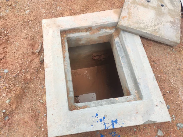SEREMBAN, MALAYSIA -AUGUST 6, 2020: Utility services manhole and underground pipes under construction at the construction site. In-situ construction by workers based on infrastructure engineer design. — Stock Image Seremban Malaysia August 2020 Utility Services Manhole Underground Pipes Construction Stock Picture