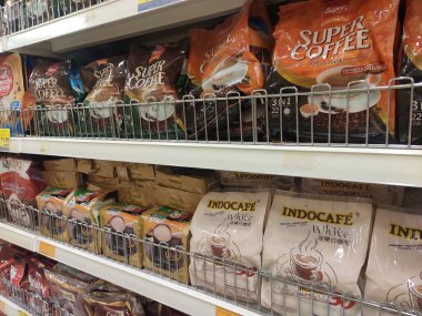 SEREMBAN, MALAYSIA -HAZİRAN 6, 2020: Yumuşak pakette paketlenmiş ve süpermarkette satışa sunulan 3 içecekten oluşan bir odaklanma. Müşterinin seçmesi kolay olsun diye markaya göre sıralanır. 