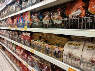 SEREMBAN, MALAYSIA -HAZİRAN 6, 2020: Yumuşak pakette paketlenmiş ve süpermarkette satışa sunulan 3 içecekten oluşan bir odaklanma. Müşterinin seçmesi kolay olsun diye markaya göre sıralanır. 