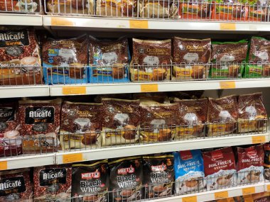 SEREMBAN, MALAYSIA -HAZİRAN 6, 2020: Yumuşak pakette paketlenmiş ve süpermarkette satışa sunulan 3 içecekten oluşan bir odaklanma. Müşterinin seçmesi kolay olsun diye markaya göre sıralanır. 