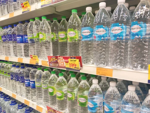 Kuala Lumpur Malaysia April 2020 Drinkwater Verpakt Plastic Flessen Voorzien — Stockfoto