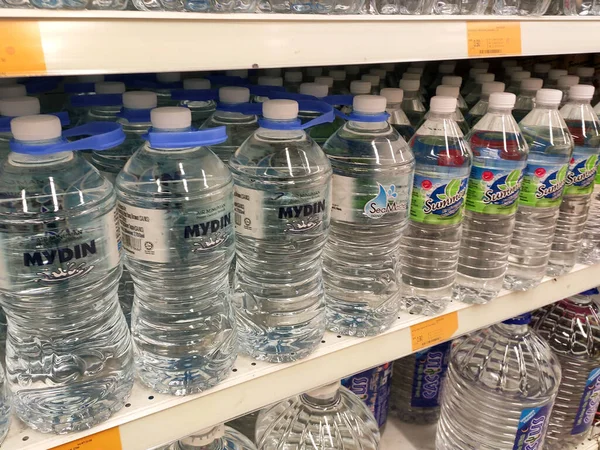 Kuala Lumpur Malaysia April 2020 Drinkwater Verpakt Plastic Flessen Voorzien — Stockfoto