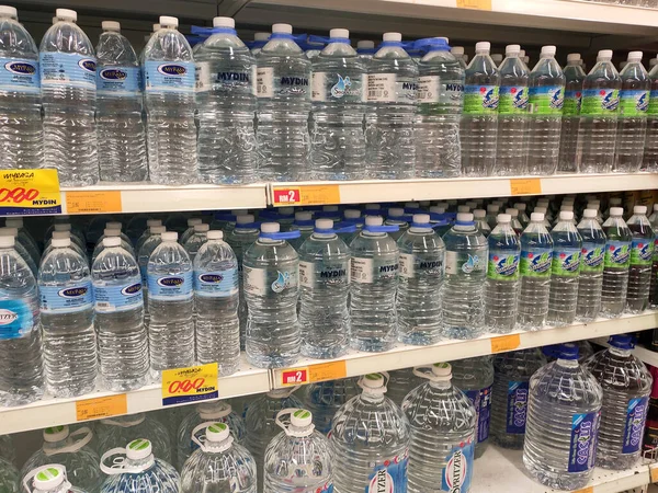 Kuala Lumpur Malaysia April 2020 Питьевая Вода Упаковывается Пластиковые Бутылки — стоковое фото