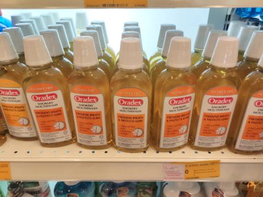 SEREMBAN, MALAYSIA - 9 Mart 2020: Süpermarketin içindeki rafta sergilenen sıvı gargara ürününün seçici odak noktası. Müşterinin seçmesi kolay olsun diye markaya göre sıralanır. 