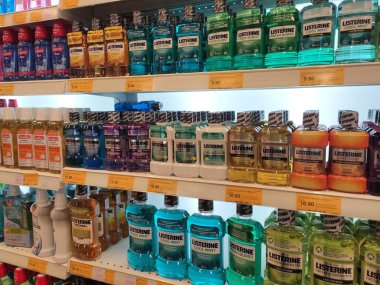 SEREMBAN, MALAYSIA - 9 Mart 2020: Süpermarketin içindeki rafta sergilenen sıvı gargara ürününün seçici odak noktası. Müşterinin seçmesi kolay olsun diye markaya göre sıralanır. 