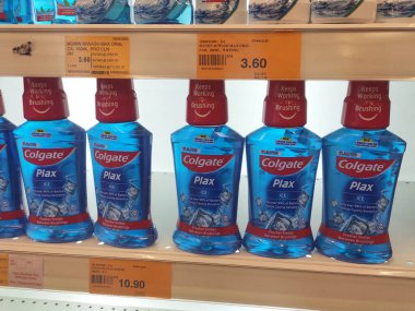 SEREMBAN, MALAYSIA - 9 Mart 2020: Süpermarketin içindeki rafta sergilenen sıvı gargara ürününün seçici odak noktası. Müşterinin seçmesi kolay olsun diye markaya göre sıralanır. 