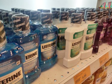 SEREMBAN, MALAYSIA - 9 Mart 2020: Süpermarketin içindeki rafta sergilenen sıvı gargara ürününün seçici odak noktası. Müşterinin seçmesi kolay olsun diye markaya göre sıralanır. 