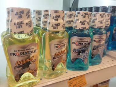 SEREMBAN, MALAYSIA - 9 Mart 2020: Süpermarketin içindeki rafta sergilenen sıvı gargara ürününün seçici odak noktası. Müşterinin seçmesi kolay olsun diye markaya göre sıralanır. 