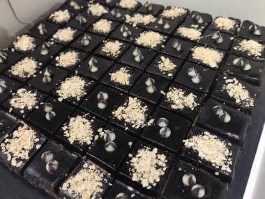 Çikolatalı ve peynirli pastaya odaklanmış. Dikdörtgen şeklinde. Daha kolay yemek yiyebilmek için küçük küplere bölünmüş..