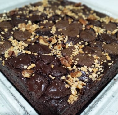 Çikolatalı ve peynirli pastaya odaklanmış. Dikdörtgen şeklinde. Daha kolay yemek yiyebilmek için küçük küplere bölünmüş..