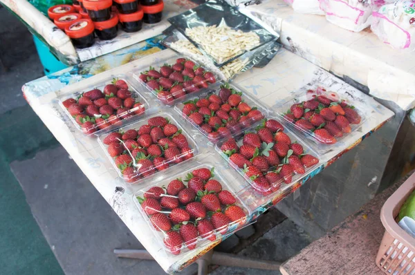 Erdbeeren Werden Plastikbehältern Zum Verkauf Verpackt Ordentlich Arrangiert Kunden Anzulocken — Stockfoto