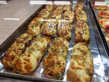 KUALA LUMPUR, MALAYSIA - 17 Temmuz 2020: Fırın vitrininde çeşitli ekmek türleri sergilenmektedir. Müşterilere varyasyon sağlamak için çeşitli tasarımlar yapıldı.