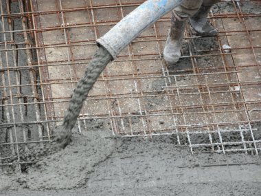 KUALA LUMPUR, MALAYSIA - 16 Haziran 2017: İnşaat işçileri inşaat sahasındaki beton pompalama makinesinin beton örümcek hortumunu kullanarak beton beton döşeyen inşaat işçileri.  