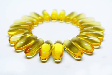 Beyaz arkaplanda balık yağı kapsülleri izole 