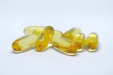 Beyaz arkaplanda balık yağı kapsülleri izole 