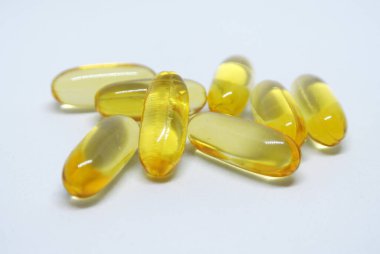 Beyaz arkaplanda balık yağı kapsülleri izole 