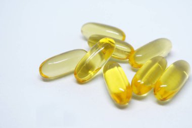 Beyaz arkaplanda balık yağı kapsülleri izole 