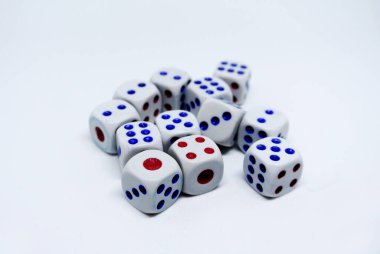 Beyaz zarlar beyaz arkaplana rastgele izole edildi. 