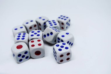 Beyaz zarlar beyaz arkaplana rastgele izole edildi. 