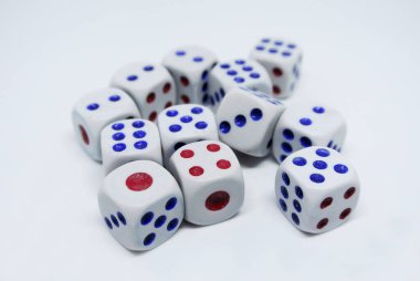 Beyaz zarlar beyaz arkaplana rastgele izole edildi. 