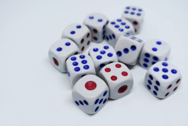 Beyaz zarlar beyaz arkaplana rastgele izole edildi. 