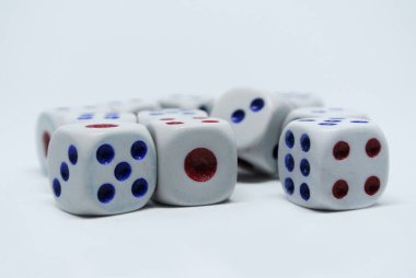 Beyaz zarlar beyaz arkaplana rastgele izole edildi. 