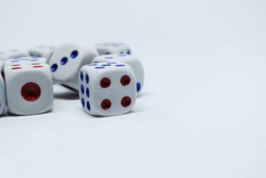 Beyaz zarlar beyaz arkaplana rastgele izole edildi. 