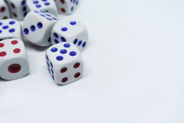 Beyaz zarlar beyaz arkaplana rastgele izole edildi. 