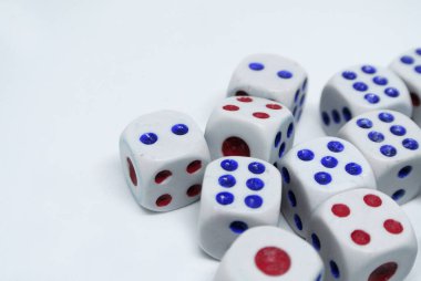 Beyaz zarlar beyaz arkaplana rastgele izole edildi. 